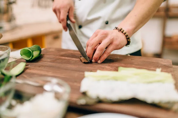 Cocinero Macho Haciendo Sushi Mesa Madera Cocina Tradicional Japonesa Mariscos — Foto de Stock