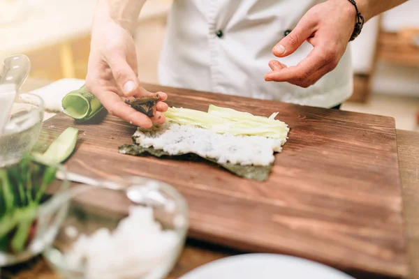 Manlig Kock Att Göra Sushi Träbord Traditionell Japansk Mat Fisk — Stockfoto