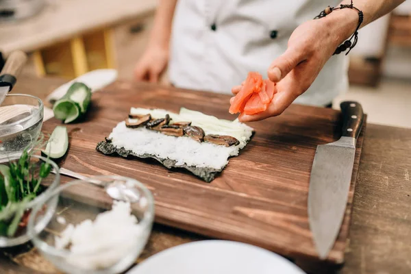Mannelijke Cook Sushi Maken Houten Tafel Traditionele Japanse Keuken Zeevruchten — Stockfoto