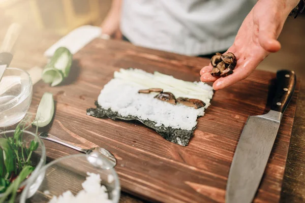 Cocinero Macho Haciendo Sushi Mesa Madera Cocina Tradicional Japonesa Mariscos — Foto de Stock