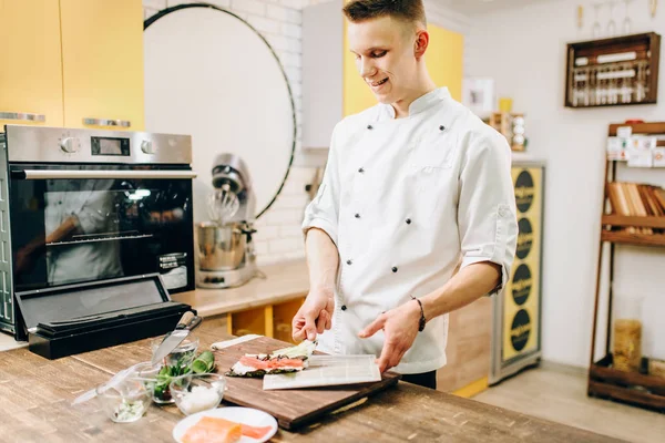 Cocinero Macho Haciendo Sushi Con Aguacate Mesa Madera Cocina Tradicional — Foto de Stock