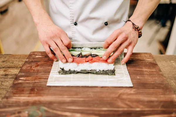 Férfi Szakács Hogy Sushi Fából Készült Asztal Hagyományos Japán Konyha — Stock Fotó