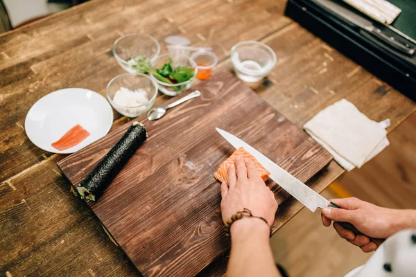 Cocinero Macho Haciendo Sushi Mesa Madera Cocina Tradicional Japonesa Mariscos — Foto de Stock