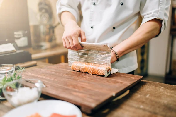 Männliche Köchin Macht Sushi Auf Holztisch Traditionelle Japanische Küche Meeresfrüchte — Stockfoto