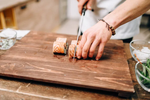 Mužské Kuchař Dělat Suši Dřevěný Stůl Tradiční Japonské Kuchyně Mořské — Stock fotografie