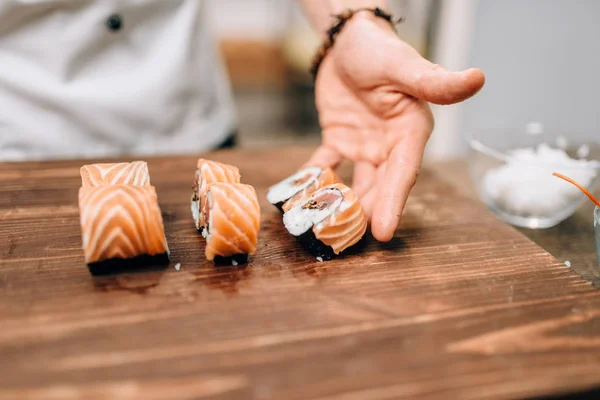 Cocinero Macho Haciendo Sushi Mesa Madera Cocina Tradicional Japonesa Mariscos — Foto de Stock