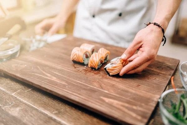 Cocinero Macho Haciendo Sushi Mesa Madera Cocina Tradicional Japonesa Mariscos —  Fotos de Stock