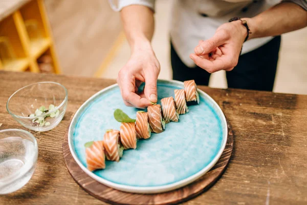 Cozinheiro Masculino Decorando Rolo Sushi Placa Azul Cozinha Japonesa Tradicional — Fotografia de Stock