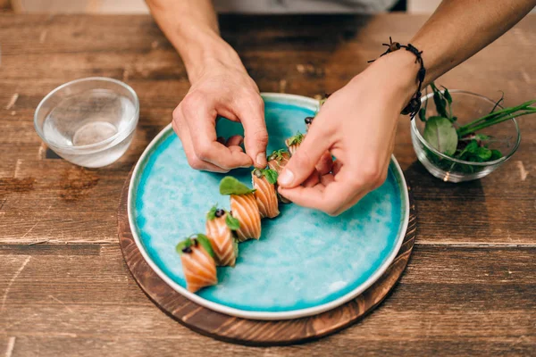 Erkek Aşçı Yapım Suşi Roll Ahşap Masa Roll Mavi Plaka — Stok fotoğraf