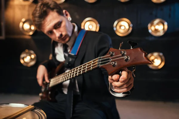 Guitarrista Tocando Baixo Guitarra Banda Rock Palco Com Luzes Fundo — Fotografia de Stock