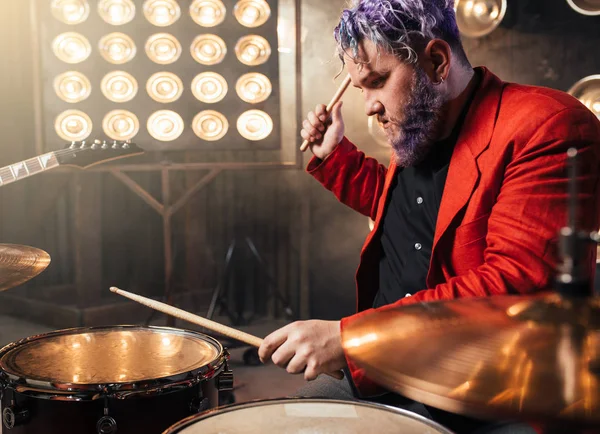 Brodaty Perkusista Kolorowe Włosy Wykonawca Rock Czerwonym Kostiumie Scenie Światłami — Zdjęcie stockowe
