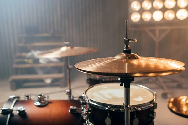 Schlagzeug Schlagzeug Schlagzeug Auf Der Bühne Mit Licht — Stockfoto