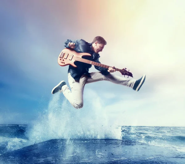 Chitarrista Che Suona Bas Guitar Salta Spruzzando Acqua Sullo Sfondo — Foto Stock