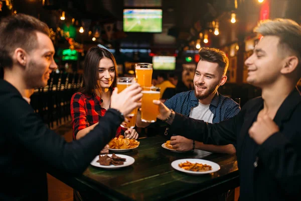 Heureux Compagnie Amis Levé Leurs Verres Avec Bière Dans Bar — Photo