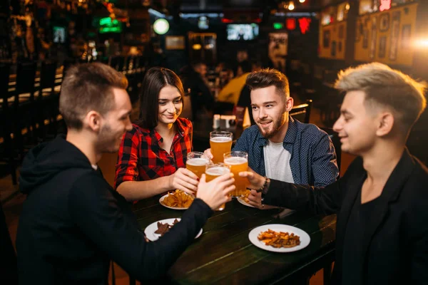 Feliz Compañía Amigos Levantaron Sus Copas Con Cerveza Bar Deportivo —  Fotos de Stock