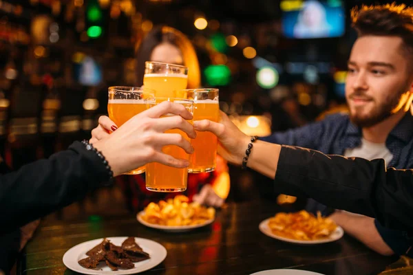 Feliz Compañía Amigos Levantaron Sus Copas Con Cerveza Bar Deportivo — Foto de Stock