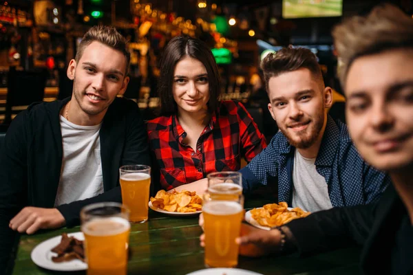 Feliz Compañía Amigos Sentados Mesa Con Cerveza Patatas Fritas Bar — Foto de Stock