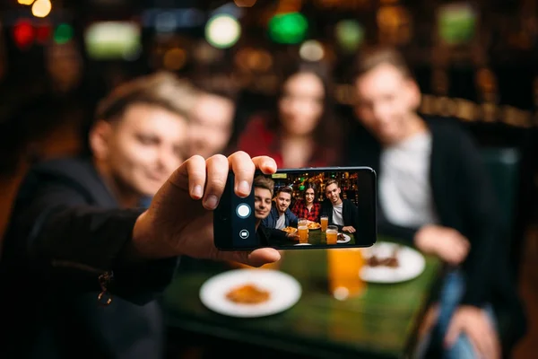 Amigos Tomando Selfie Cámara Del Teléfono Bar Deportivo Ocio Feliz —  Fotos de Stock