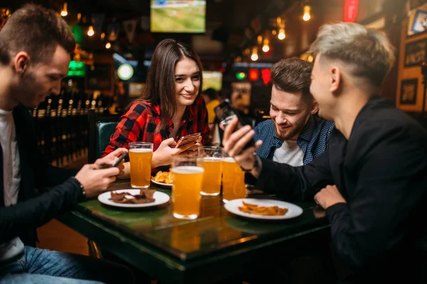 Happy Company Friends Sitting Table Beer Crisps Sport Bar Leisure — Stock Photo, Image