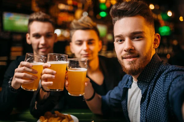Gelukkig Gezelschap Van Vrienden Zitten Aan Tafel Met Bier Chips — Stockfoto