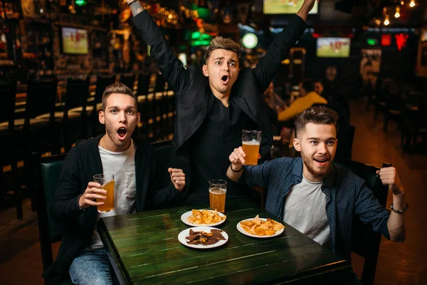 Tres Jóvenes Hombres Emocionados Celebrando Victoria Del Juego Bar Deportivo — Foto de Stock
