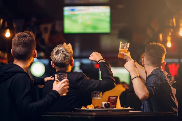 Drie Jonge Opgewekt Mannen Vieren Spel Overwinning Sport Bar Gelukkig — Stockfoto