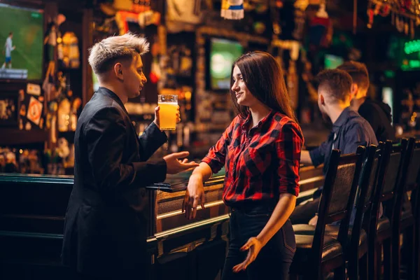 Hombre Joven Con Vaso Cerveza Hablando Con Mujer Mostrador Bar —  Fotos de Stock
