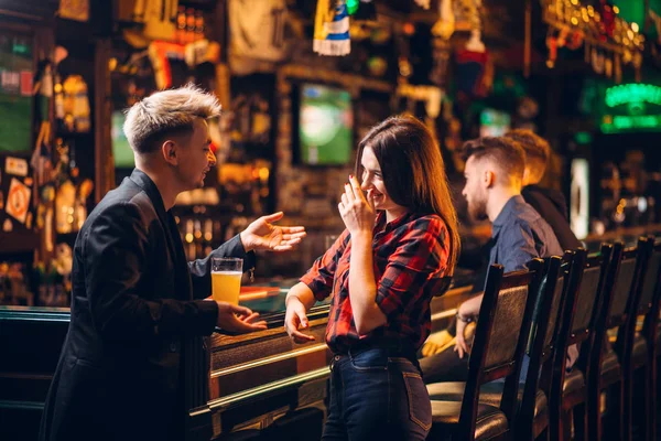 Hombre Joven Con Vaso Cerveza Hablando Con Mujer Mostrador Bar —  Fotos de Stock