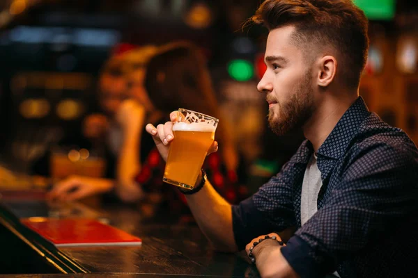 Jeune Homme Tenant Verre Bière Comptoir Bar Dans Pub Sportif — Photo