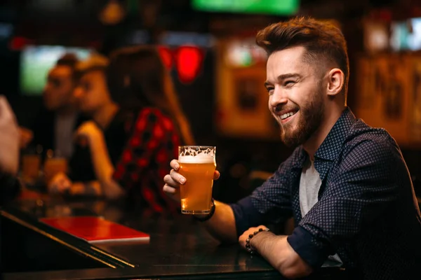 Giovane Uomo Sorridente Che Tiene Bicchiere Birra Bancone Del Bar — Foto Stock