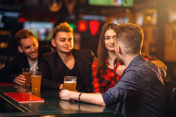 Vrienden Drinken Bier Bij Toog Sport Pub Gelukkig Vrijetijdsbesteding Voor — Stockfoto