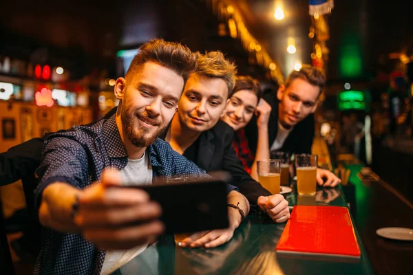 Amis Prendre Selfie Sur Caméra Téléphone Dans Bar Sportif Loisirs — Photo