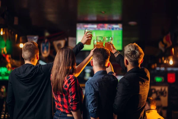 Jovens Amigos Animados Celebrando Vitória Jogo Bar Esporte Amizade Feliz — Fotografia de Stock