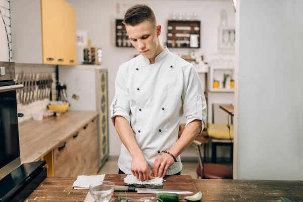 Cocinero Macho Haciendo Sushi Con Aguacate Mesa Madera Cocina Tradicional — Foto de Stock