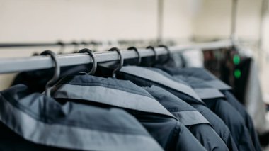 Fabrika dikiş askıları giyim mağazası, ceketler 