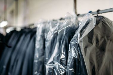 Fabrika dikiş askıları giyim mağazası, ceketler 