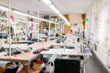 Atölye giyim, kumaş, dikiş makineleri üretimi için. Terzilik endüstrisi, profesyonel terzilik için donatım