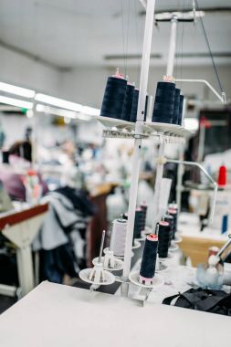 Biriktiricileri konuları üzerinde dikiş makinesi