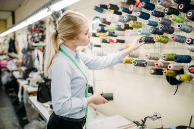 Giysi Tasarımcısı dikiş ve fabrika üretim renk konu, seçme