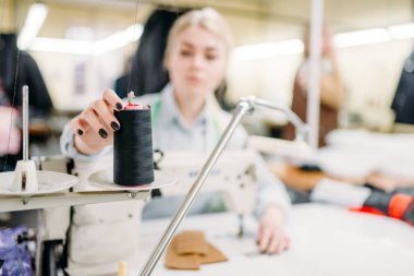Needlewoman dikiş Tekstil dikiş makinesi üzerinde. Dikiş veya terzilik ve fabrika giyim