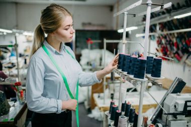 Siyah Konu, seçtiğiniz giysi Tasarımcısı dikiş ve fabrika üretimi