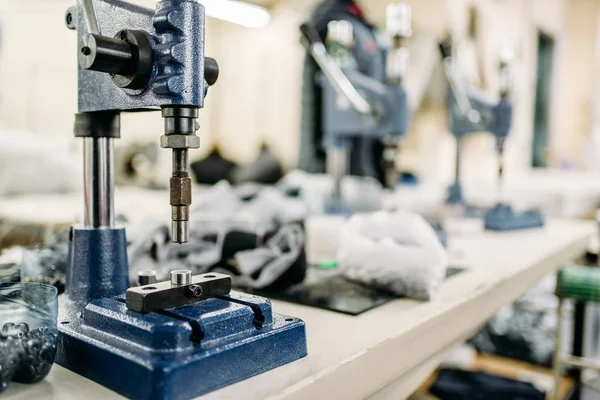 Atelier Vêtements Machine Rivière Tissu Gros Plan Industrie Confection — Photo
