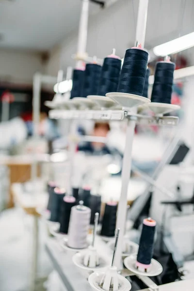 Bobinas de hilos en la máquina de coser — Foto de Stock