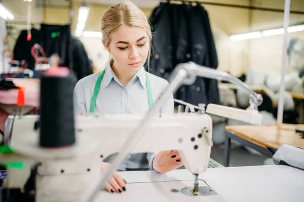 Nadelstickerin Näht Textilien Auf Nähmaschine Schneiderei Oder Schneiderei Bekleidungsfabriken — Stockfoto