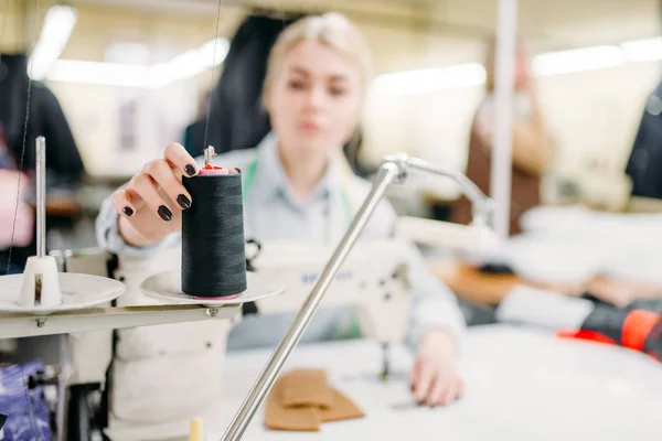 Nadelstickerin Näht Textilien Auf Nähmaschine Schneiderei Oder Schneiderei Bekleidungsfabriken — Stockfoto