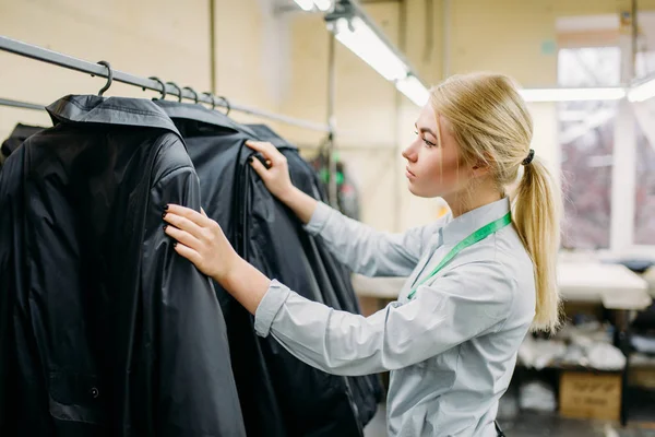 Kleidungsdesignerin Überprüft Jacken Fertigung Näherei — Stockfoto