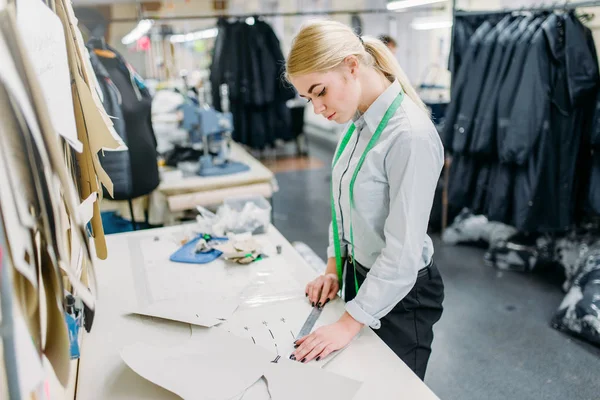 Designer Messung Eines Musters Herstellung Auf Nähfabrik Kurvenmessung Näherin Schneiderei — Stockfoto