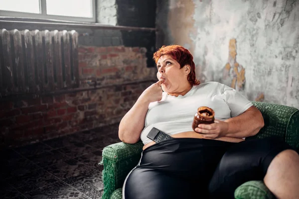 Overgewicht Vrouw Zitten Leunstoel Het Eten Van Zoete Cupcake Luiheid — Stockfoto