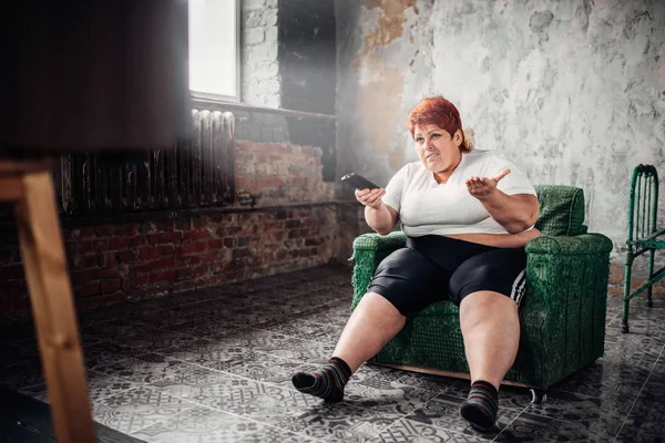 Mujer Con Sobrepeso Sentada Sillón Viendo Televisión Estilo Vida Poco —  Fotos de Stock