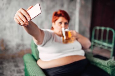 selfie alarak ve bira, bulimik, obezite ve sağlıksız yaşam tarzı kavramı içme kadın kilolu